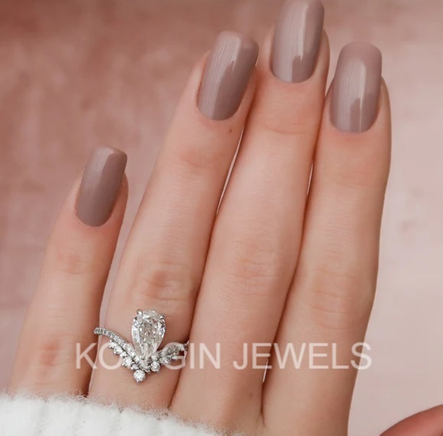 1CT Pear Shape Moissanite Diamond Gold Engagement Ring For Women