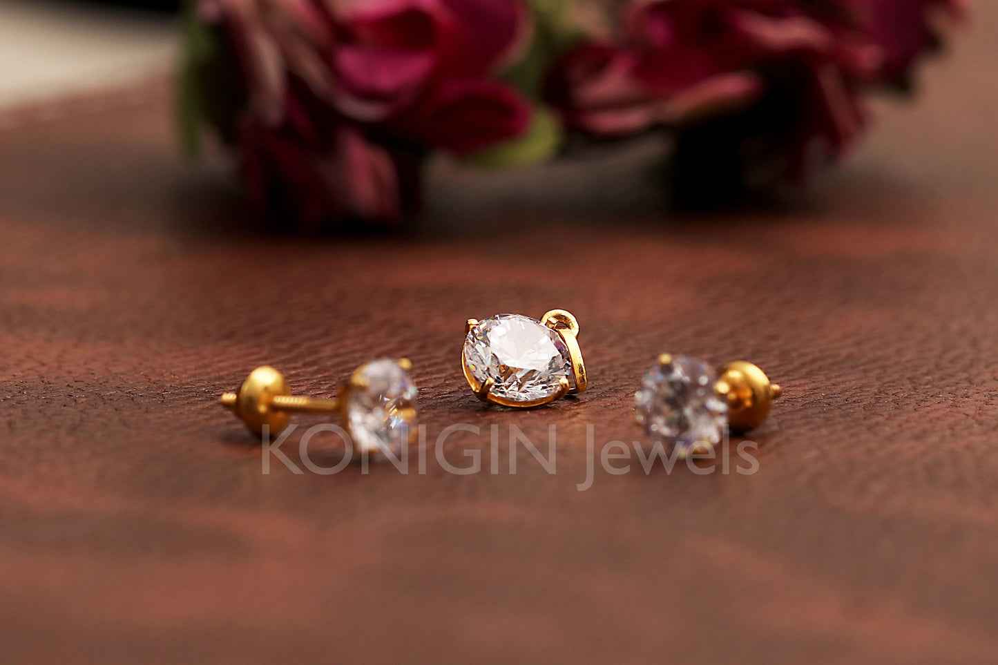 Round Shape Colorless Moissanite Diamond Gold Pendant Set