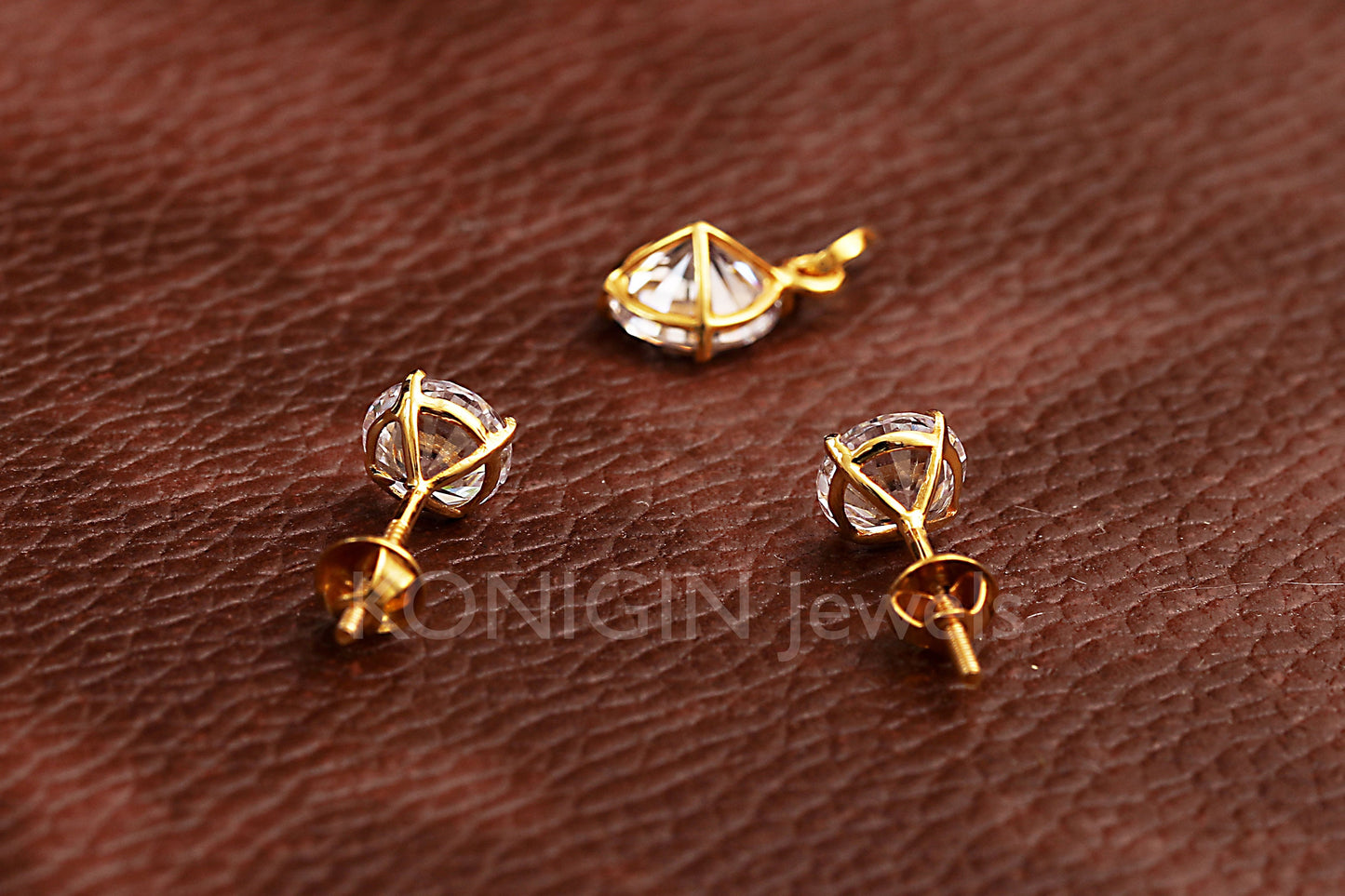 Round Shape Colorless Moissanite Diamond Gold Pendant Set