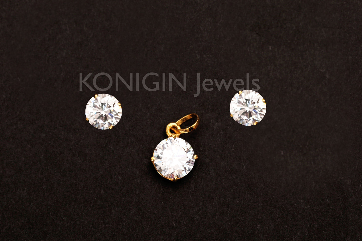 Round Shape Colorless Moissanite Diamond Gold Pendant Set