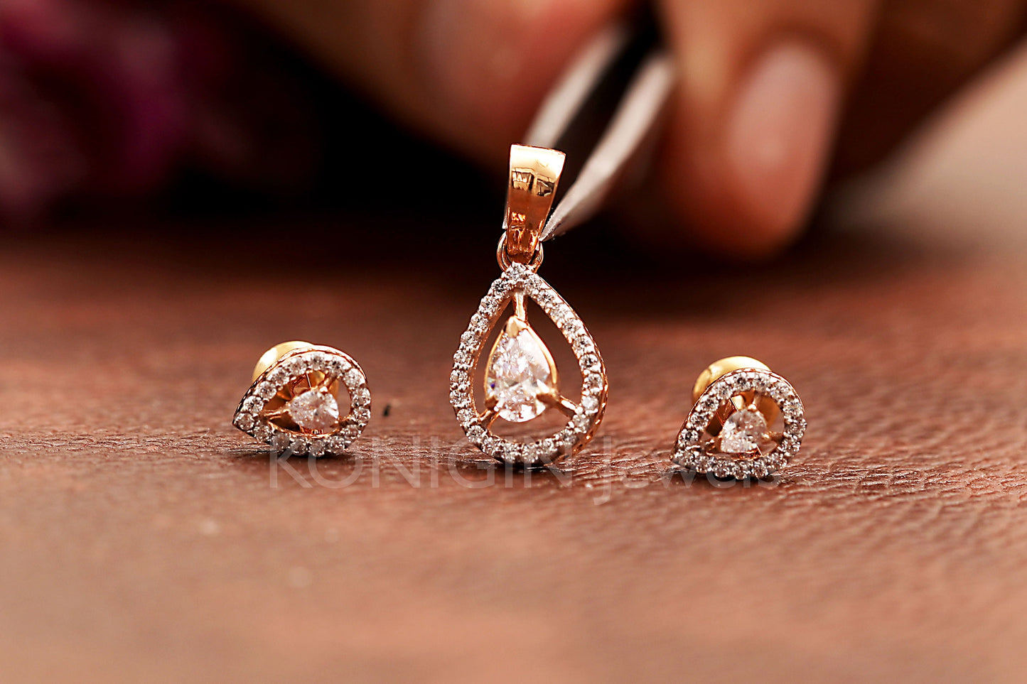 1 Carat Pear Shape Colorless Moissanite Diamond Earring And Pendant For GIrls