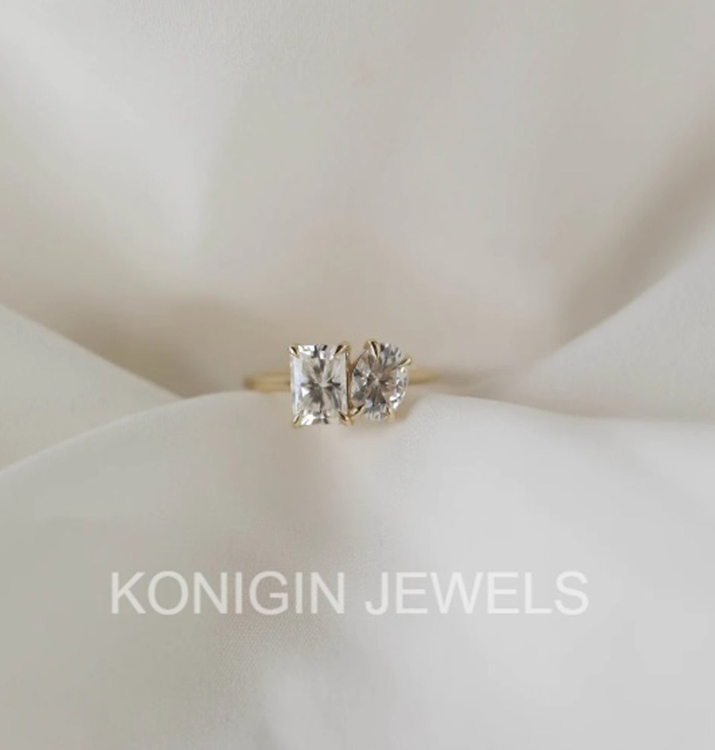 1CT Emerald And 0.75CT Oval Shape Colorless Moissanite Diamond Gold Toi Et Moi Ring